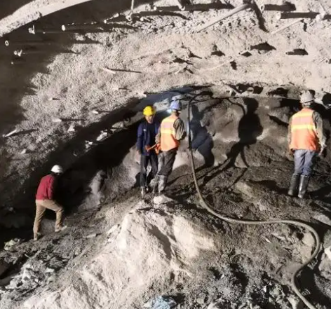 拉孜拱顶带模注浆料的施工流程及注意事项